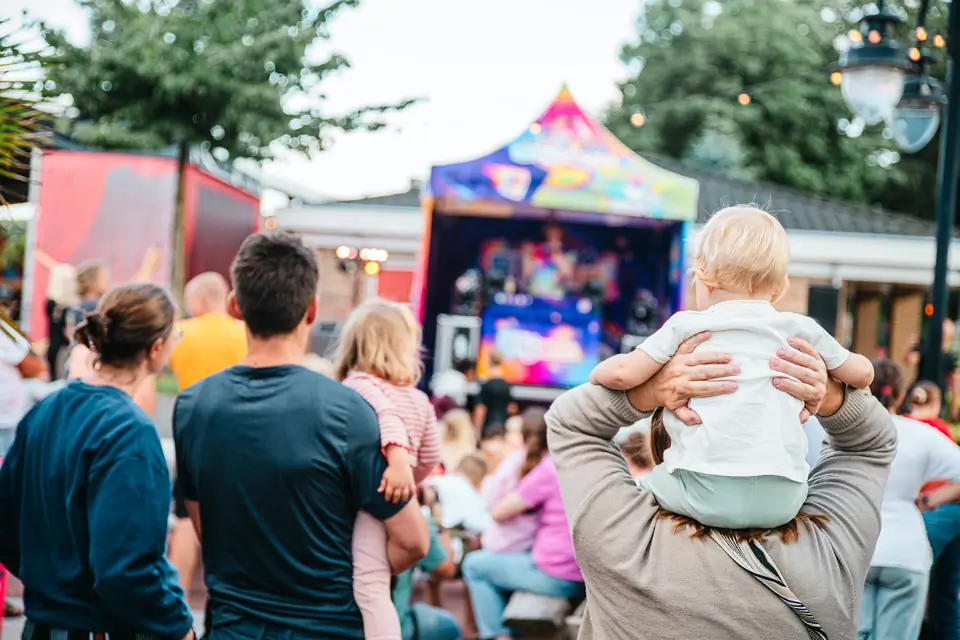 Enfants et parents pendant un DiscoShow sur place