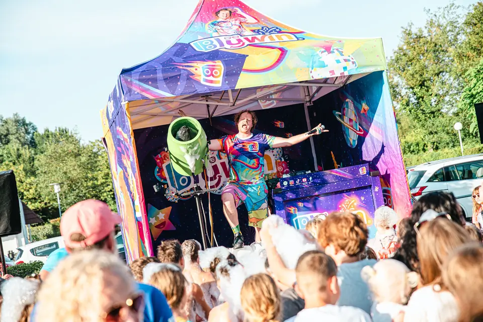 Le DJ pour enfants Blijwin® sur scène pendant une fête mousse
